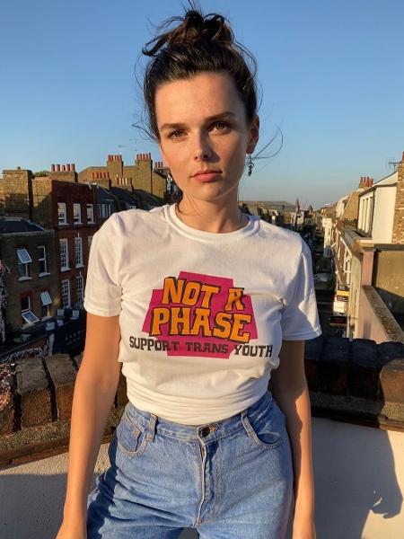 Maxine Heron usa camiseta com os dizeres: "Não é uma fase: Apoiem jovens trans" - Reprodução/Instagram
