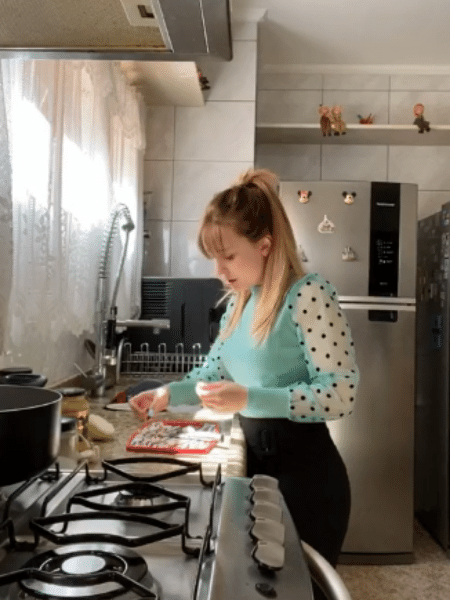 "Lari na Cozinha": Atriz mostrou habilidade cozinhando em quadro no Instagram - Reprodução/Instagram/@larissamanoela