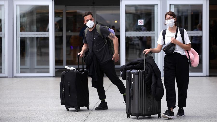 Passageiros chegam ao Aeroporto Internacional de Buenos Aires: o tráfego aéreo na região está apenas 1,7% abaixo do nível de 2019 - Getty Images