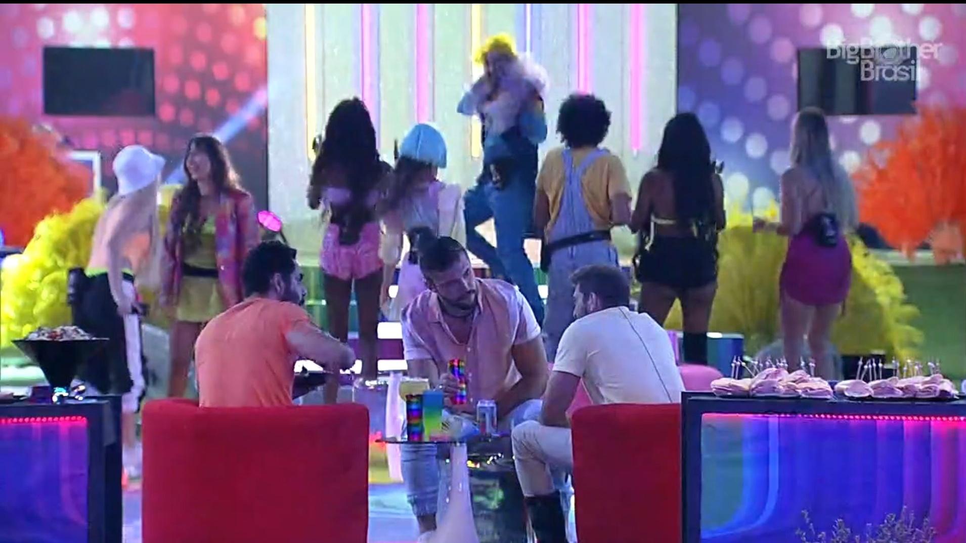 BBB 21: Caio, Rodolffo and Arthur sitting during the party - Playback / Globoplay