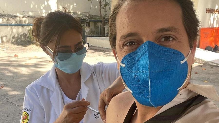 Gregório Duvivier toma vacina contra a covid-19 com figurino de gravação do "Porta dos Fundos" - Reprodução/Instagram
