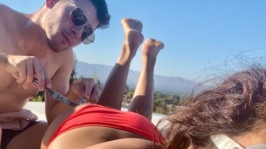 Nick Jonas brinca e "espeta" o bumbum da mulher, a atriz Priyanka Chopra, com garfo e faca - Reprodução/Instagram