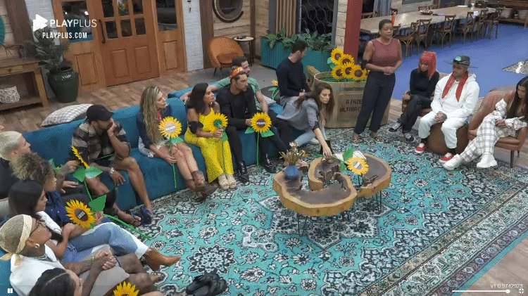 A Fazenda 2021: Tati Quebra Barraco dá flor de 'mascarada' para Erika - Reprodução/Playplus - Reprodução/Playplus