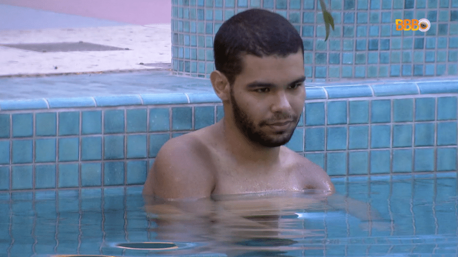 BBB 22: Vyni conversa com Eliezer na piscina - Reprodução/Globoplay