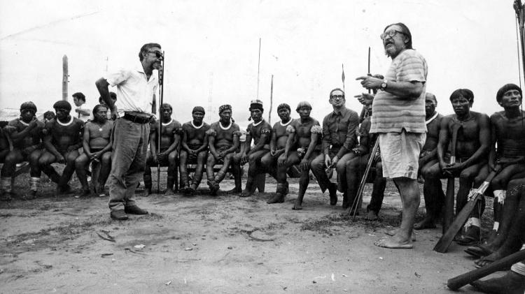 Os irmãos indigenistas Claudio (à esq.) e Orlando Villas Bôas no posto Leonardo, no Parque Nacional do Xingu, no congresso de caciques por eles promovido, com a presença do general Ismarth de Araújo Oliveira, presidente da Funai - Gilberto Ribeiro dos Santos/Folhapress - Gilberto Ribeiro dos Santos/Folhapress