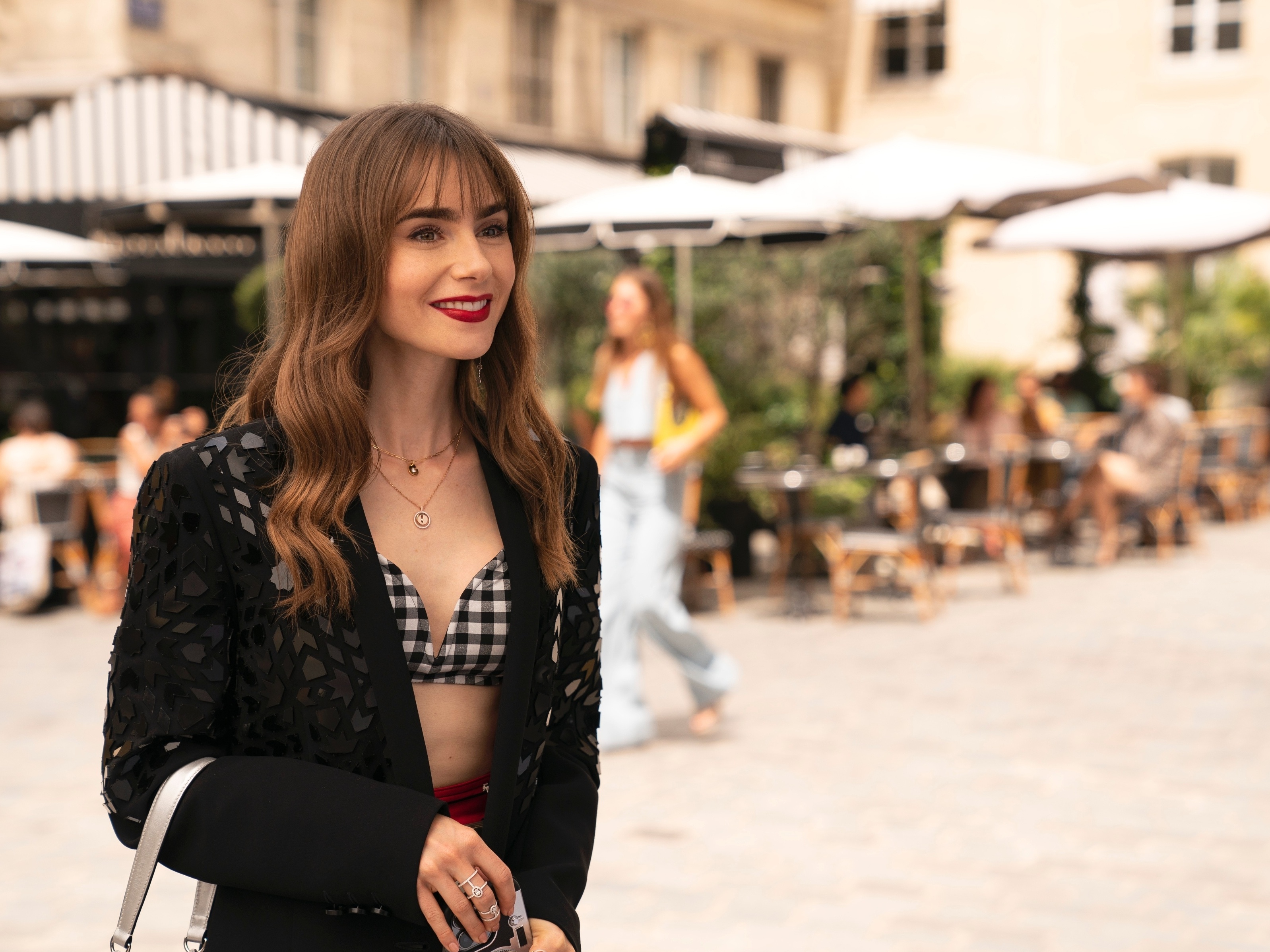 Emily em Paris está mais fashionista que nunca. Veja curiosidades da série  - 21/12/2022 - UOL Nossa