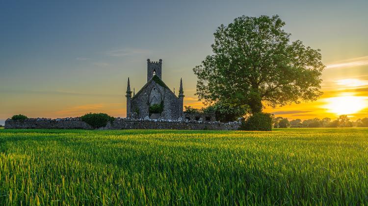 As ruínas ancestrais da Igreja de Ballinafagh, paisagem famosa do condado de Kildare, na Irlanda
