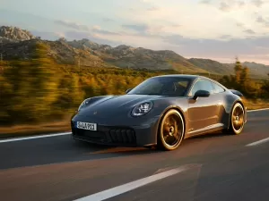 Porsche lança 1º 911 híbrido e com botão de partida; veja o que mais mudou