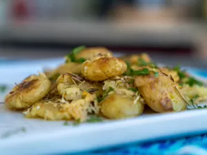 Batata bolinha com crosta de parmesão fica crocante e tem só 150 calorias