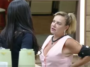 Vanessa tenta se desculpar com Flor, mas leva invertida: 'Você me traiu'