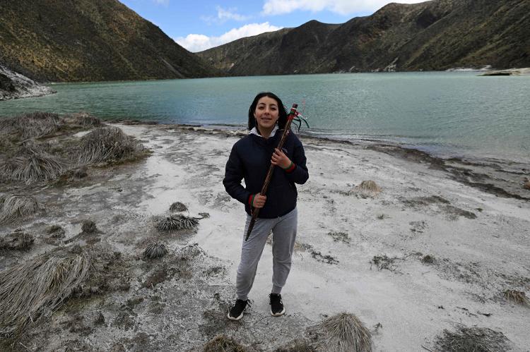 Carol Arevalo guarda a Lagoa verde, em Tuquerres, na Colômbia