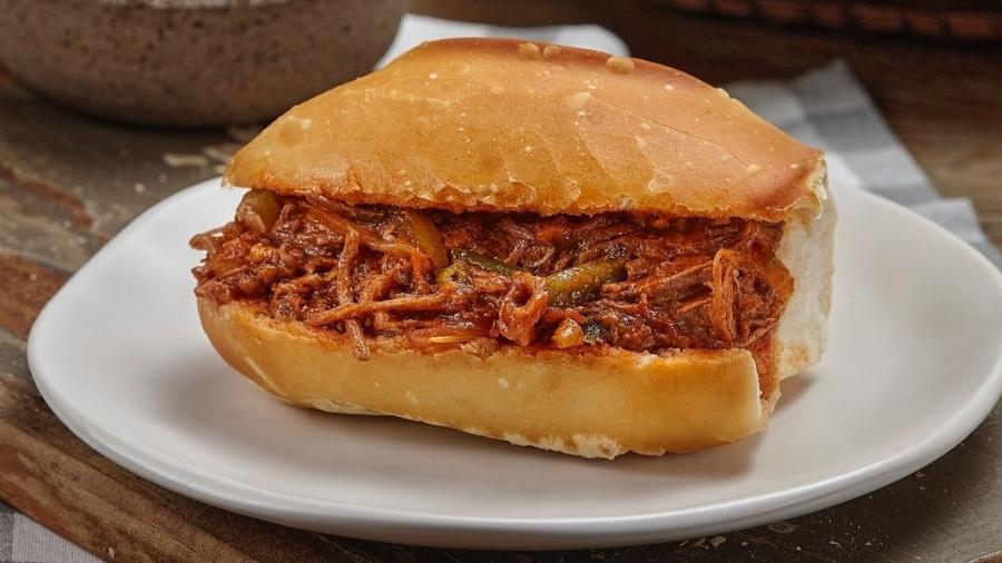 Sanduíche de carne louca: um clássico junino Sanduíche de carne louca: um clássico junino