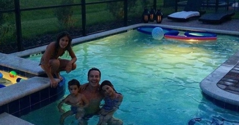 11.jul.2015 - Rodrigo Faro se diverte com as filhas, Maria, Helena e Clara, em piscina em Orlando, na Flórida (Estados Unidos). 