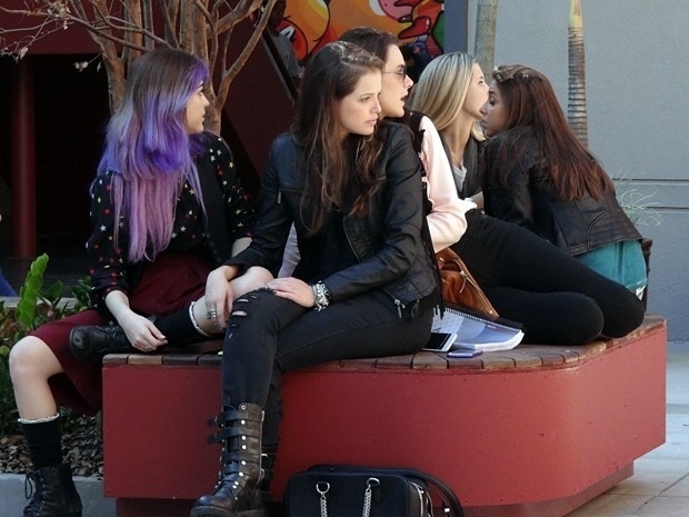 Os looks de Giovanna (Agatha Moreira) são sempre totalmente pretos ou com cores escuras, como bordô e azul. As botas pesadas acrescentam um toque de rebeldia às peças da moda - Divulgação/Globo