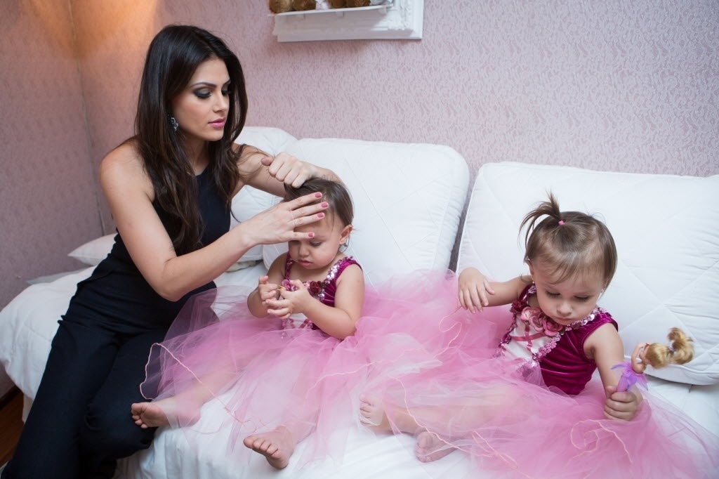 Fisicamente, elas também não são exatamente iguais, por isso, Natália gosta de, vez ou outra, vestir roupas idênticas nas meninas. "Acho muito bonitinho usar roupas iguais exatamente porque elas são muito diferentes, mas sei que preciso manter a individualidade delas, até porque cada uma já tem sua preferência", diz - Aline Arruda/UOL