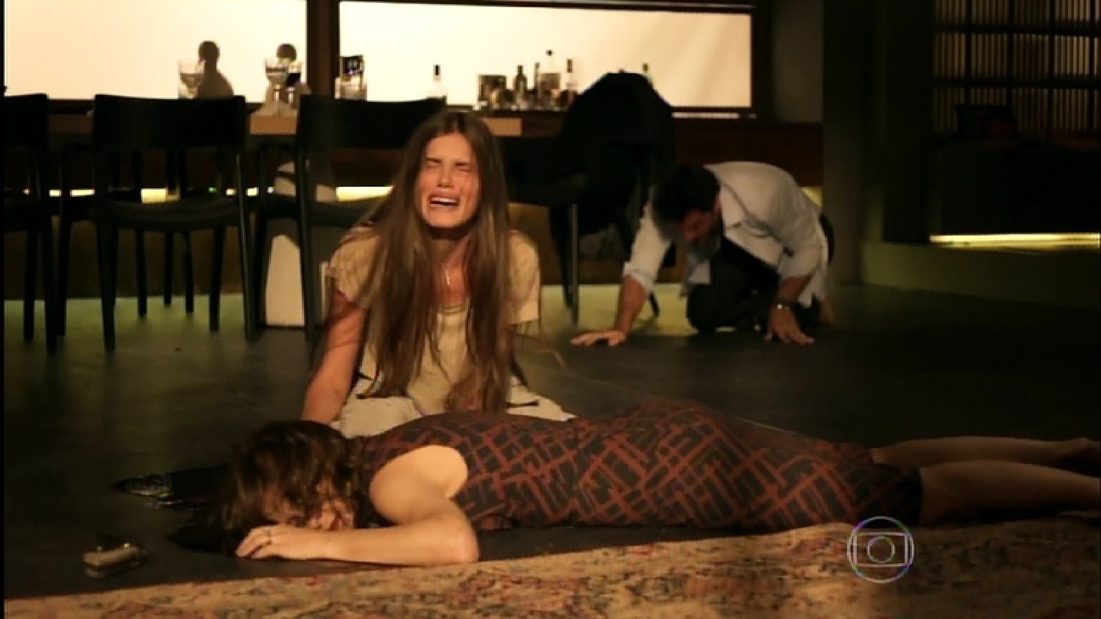 25.set.2015 - Angel chora copiosamente ao ver a mãe morta - Reprodução /Globo