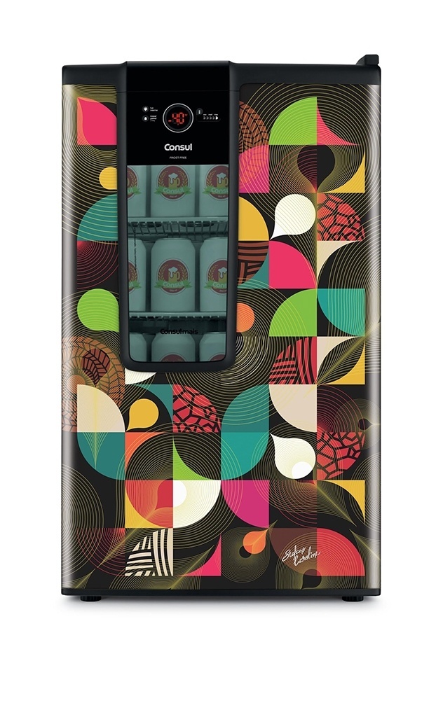 Essa cervejeira produzida em edição limitada tem capacidade para armazenar até 75 latas de 350 ml e conta com display indicador de temperatura como os das geladeiras de bar. Os níveis de resfriamento variam de 5° a -4° graus. Com preço sugerido de R$ 2.299, está à venda nas lojas Fast Shop e na loja online da Consul (loja.consul.com.br) - Divulgação
