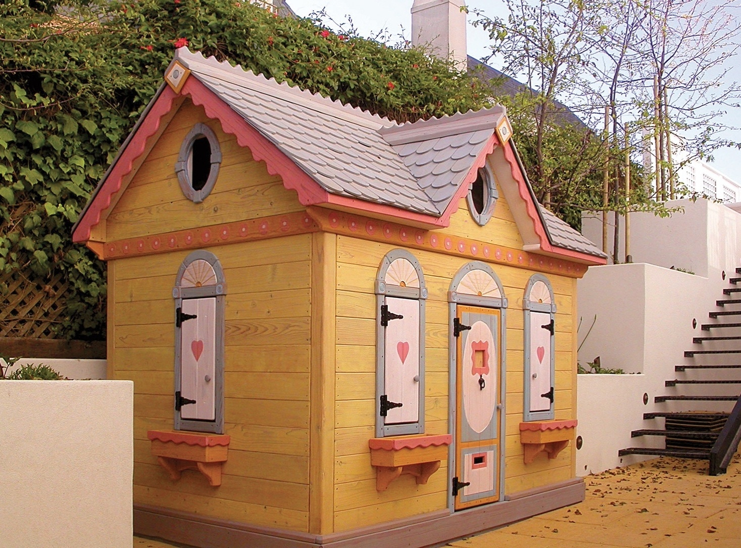 A casa de bonecas Gingerbread, projetada pela norte-americana Barbara Butler (www.barbarabutler.com), mede 2,74 m x 1,82 m x 2,92 m e custa US$ 34.200. O valor equivale a R$ 133.267,14. A mini residência para crianças tem telhas de cedro decorativas e janelas adornadas com floreiras I Valor referente à cotação do dia 27.10.2015 - Barbara Butler/ Divulgação