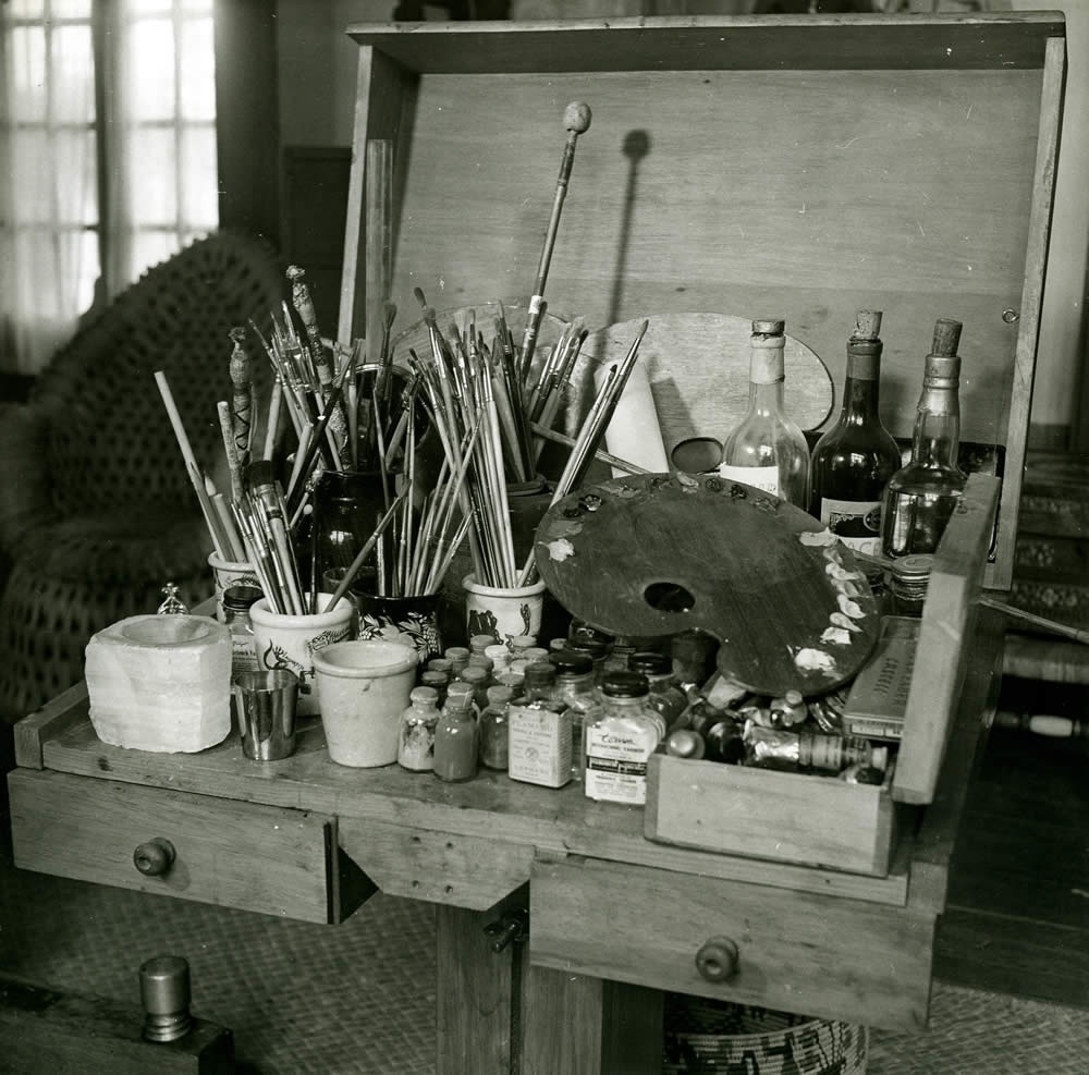 O acervo do museu Frida Kahlo conta com fotos antigas da residência da pintora mexicana como essa que mostra os pincéis, tintas e outras ferramentas de trabalho da artista - Divulgação/ Museu Frida Kahlo