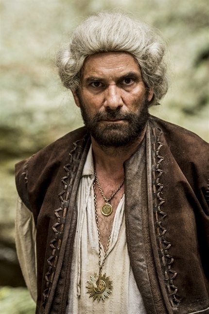 Mão De Luva (Marco Ricca) - Grande salteador da região de Vila Rica, líder de um bando, que garante que o lucro fique somente nas mãos de seus integrantes. Pegam itens de valor que podem revender - moedas, roupas, pedras preciosas... O que der lucro, está valendo - João Cotta/TV Globo