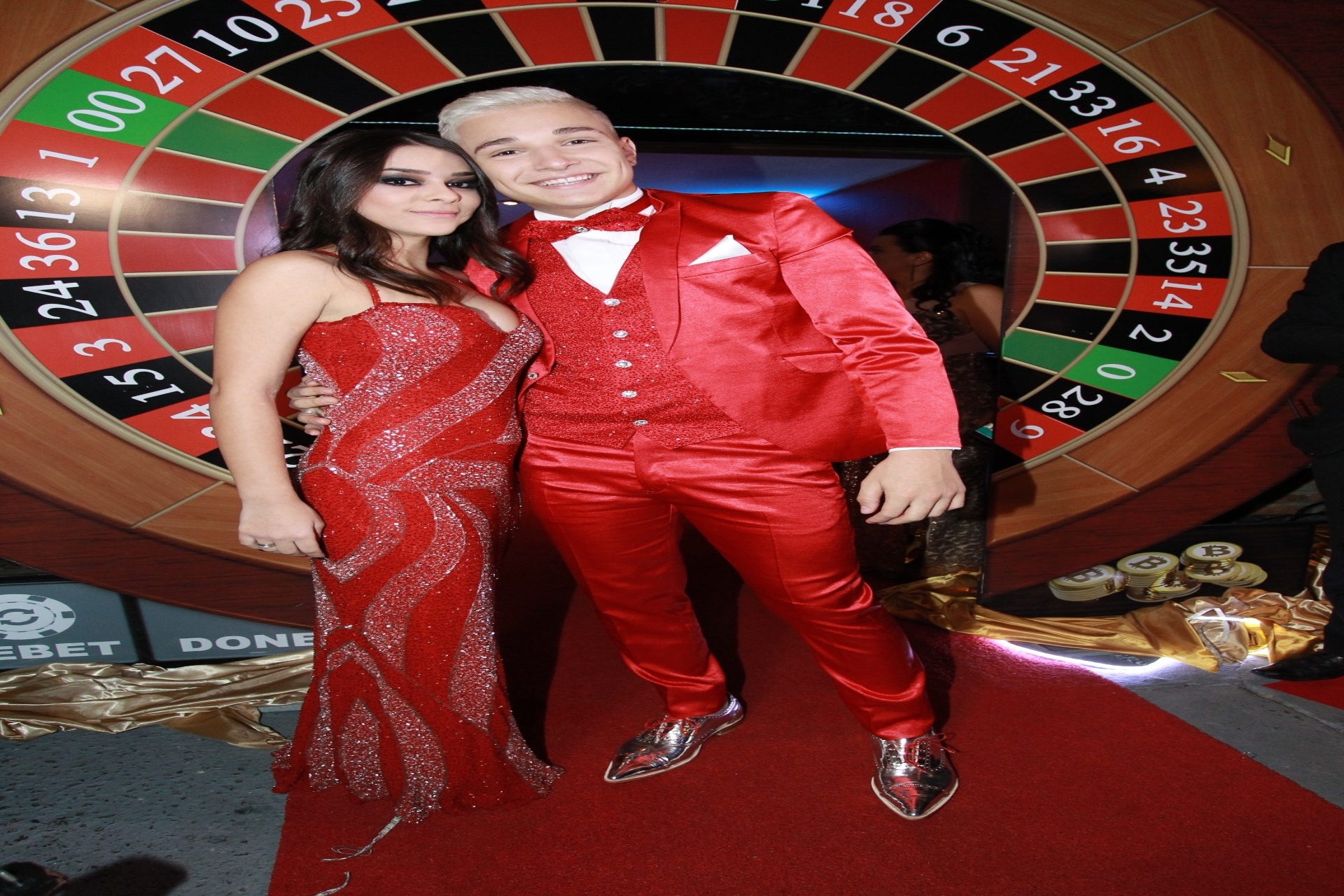 18.mai.2016 - MC Gui posa para fotos ao lado da namorada, Luiza Cioni - Francisco Cepeda/AgNews