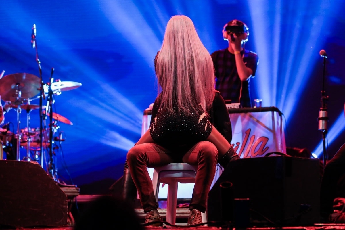 21.mai.2016 - Ludmilla seduz fã no palco durante show no festival "Preparadx", voltado ao público LGBT, que aconteceu na noite deste sábado no Anhembi, zona norte de São Paulo - Manuela Scarpa/Brazil News