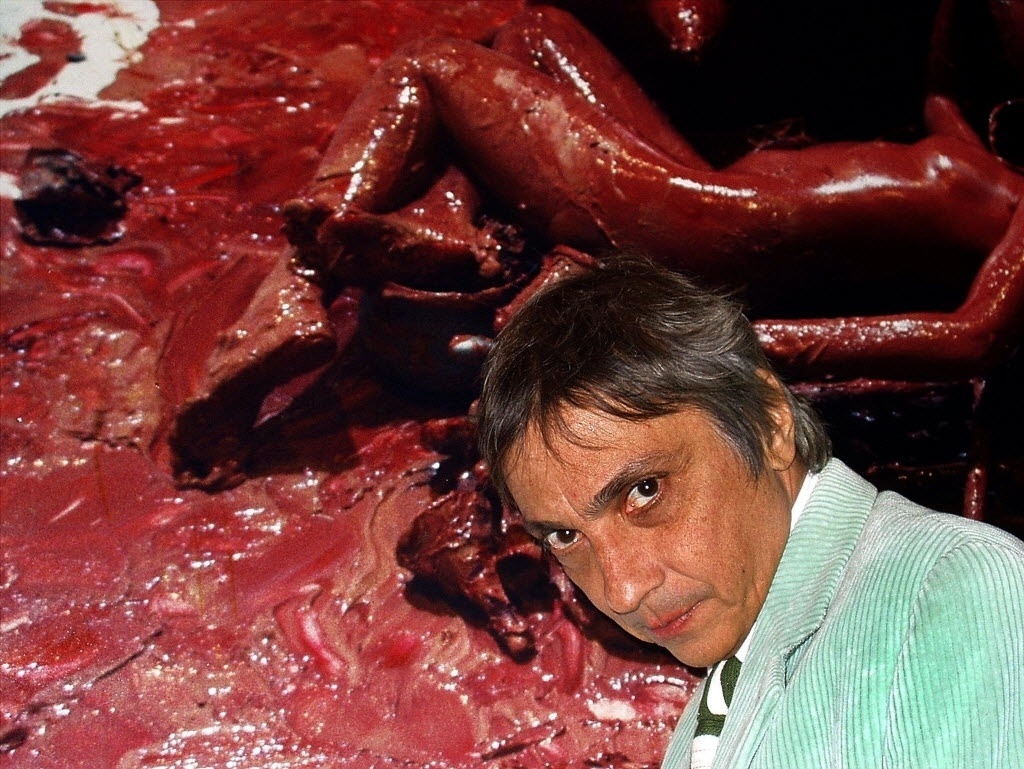 O artista plástico Tunga junto a uma de suas obras, em 2005 - Marcos Augusto Gonçalves/Folhapress