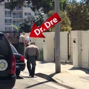 O site especializado em celebridades TMZ divulgou imagens do momento em que o rapper Dr. Dre é algemado por policiais em frente à casa dele, em Malibu - Reprodução/TMZ - Reprodução/TMZ