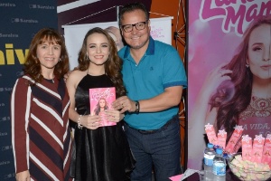 1º.set.2016 - Silvana e Gilberto, pais de Larissa Manoela, acompanham a filha durante tarde de autógrafos do primeiro livro dela na Bienal do Livro de São Paulo - Francisco Cepeda/AgNews