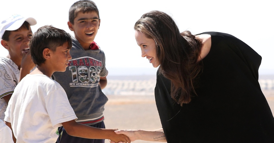 09.set.2016 - Angelina Jolie visita campo de refugiados sírios na Jordânia