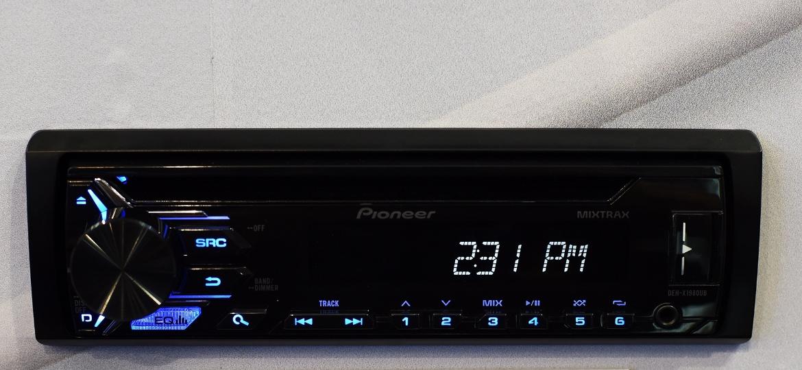 Rádio com tocador de CD da Pioneer, que tem estande no Salão: preço ainda limita avanços - Murilo Góes/UOL