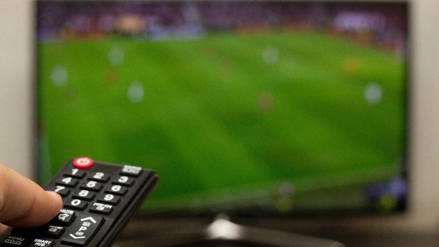 Televisão futebol TV controle remoto - iStock