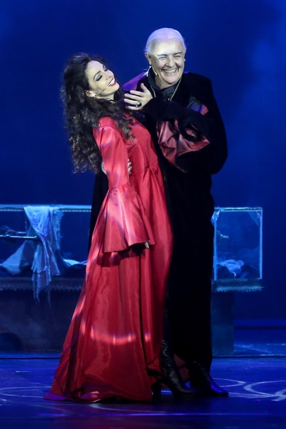 Claudia Ohana e Ney Latorraca no palco da estreia do musical "Vamp", no Rio - Roberto Filho/Brazil News