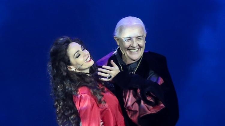 Claudia Ohana e Ney Latorraca no palco da estreia do musical "Vamp", no Rio, em 2017