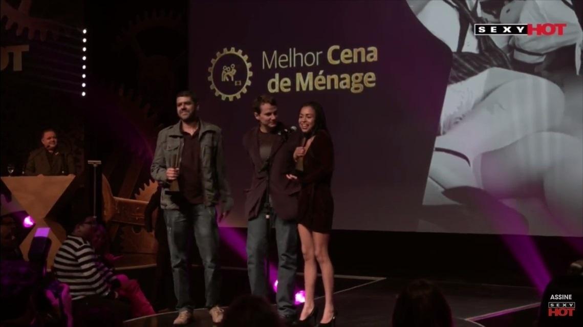 Grazy Moraes recebe o troféu de melhor cena de ménage pelo filme "As Aventuras de Grazy" no 4º Prêmio Sexy Hot, o Oscar do pornô brasileiro - Reprodução/YouTube