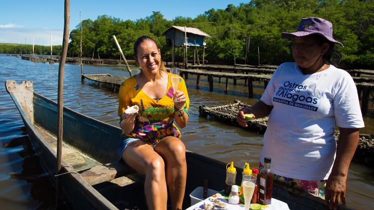 Renata Alves com dona Bastinha em Barra do São Miguel - Divulgação/Record - Divulgação/Record