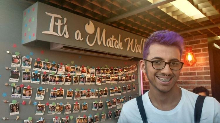 O estudante de Publicidade Alisson Santos deixou seu retrato no mural do Tinder - Giselle Almeida/UOL  - Giselle Almeida/UOL 