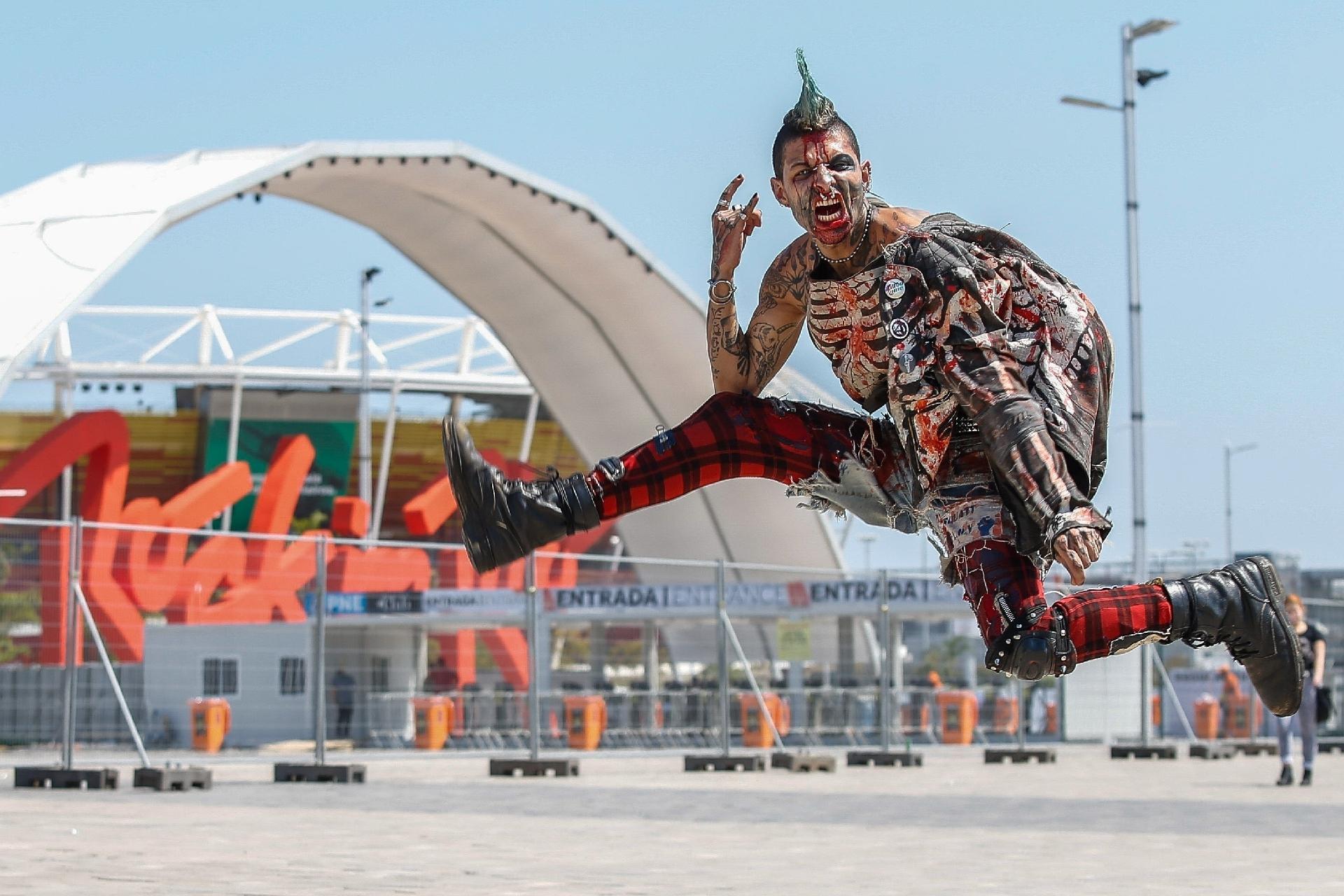 Zombiepunk, de 28 anos, faz a pose clássica dos roqueiros na entrada da Cidade do Rock - Marco Antônio Teixeira/UOL