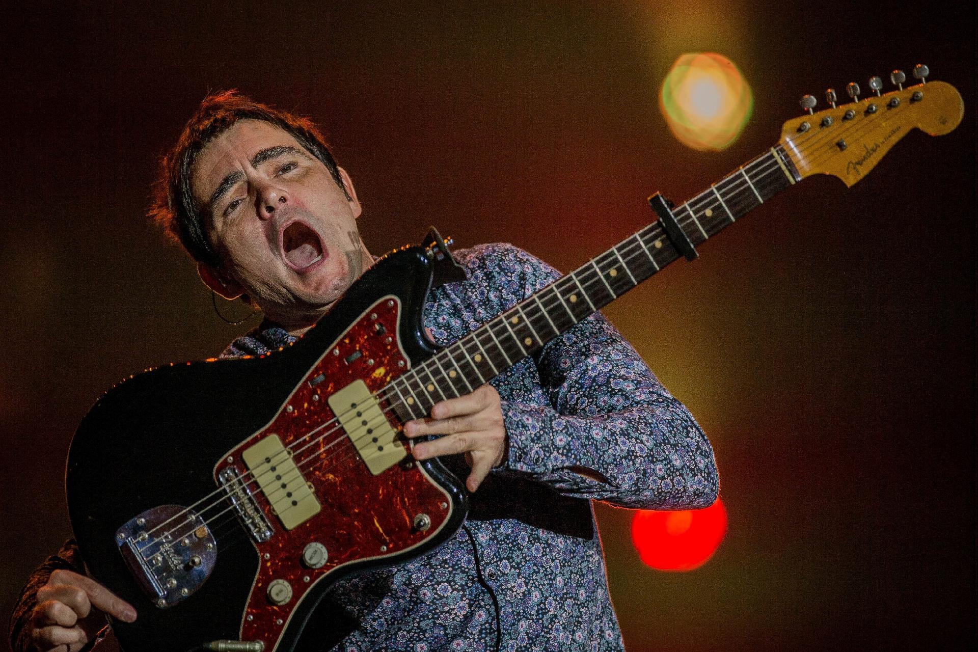 Samuel Rosa toca guitarra no show do Skank no Rock in Rio - Eduardo Anizelli/Folhapress