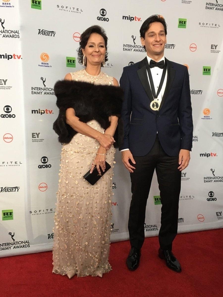 Edmara Barbosa e Bruno Luperi, autores de "Velho Chico", indicada como melhor telenovela, posam no tapete vermelho do Emmy Internacional 2017 - Reprodução/Twitter/iemmys