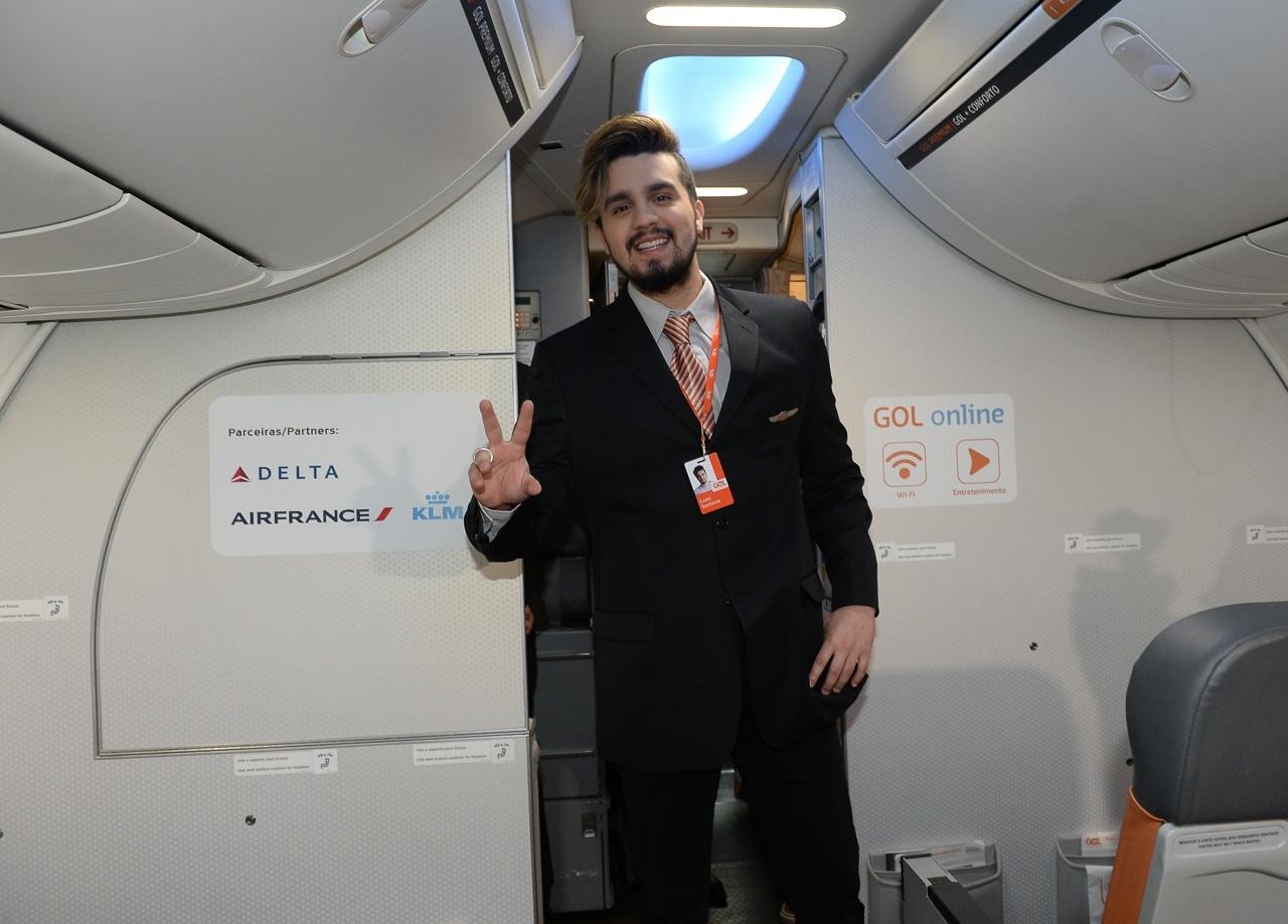 Luan Santana faz pocket show em avião - Francisco Cepeda/Ag News