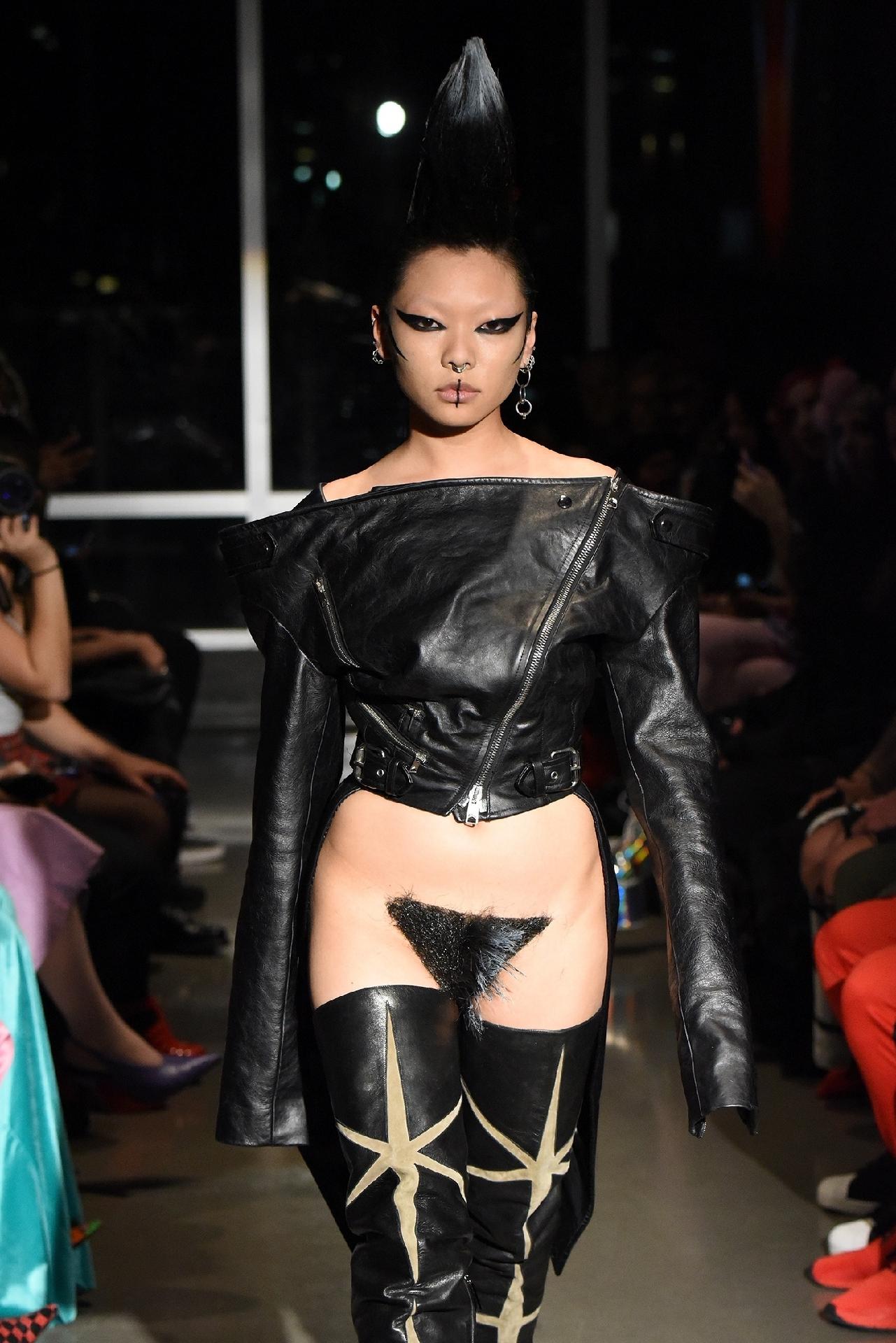 Modelo com merkin, peruca genital, durante o desfile da Kaimin na New York Fashion Week - Getty Images