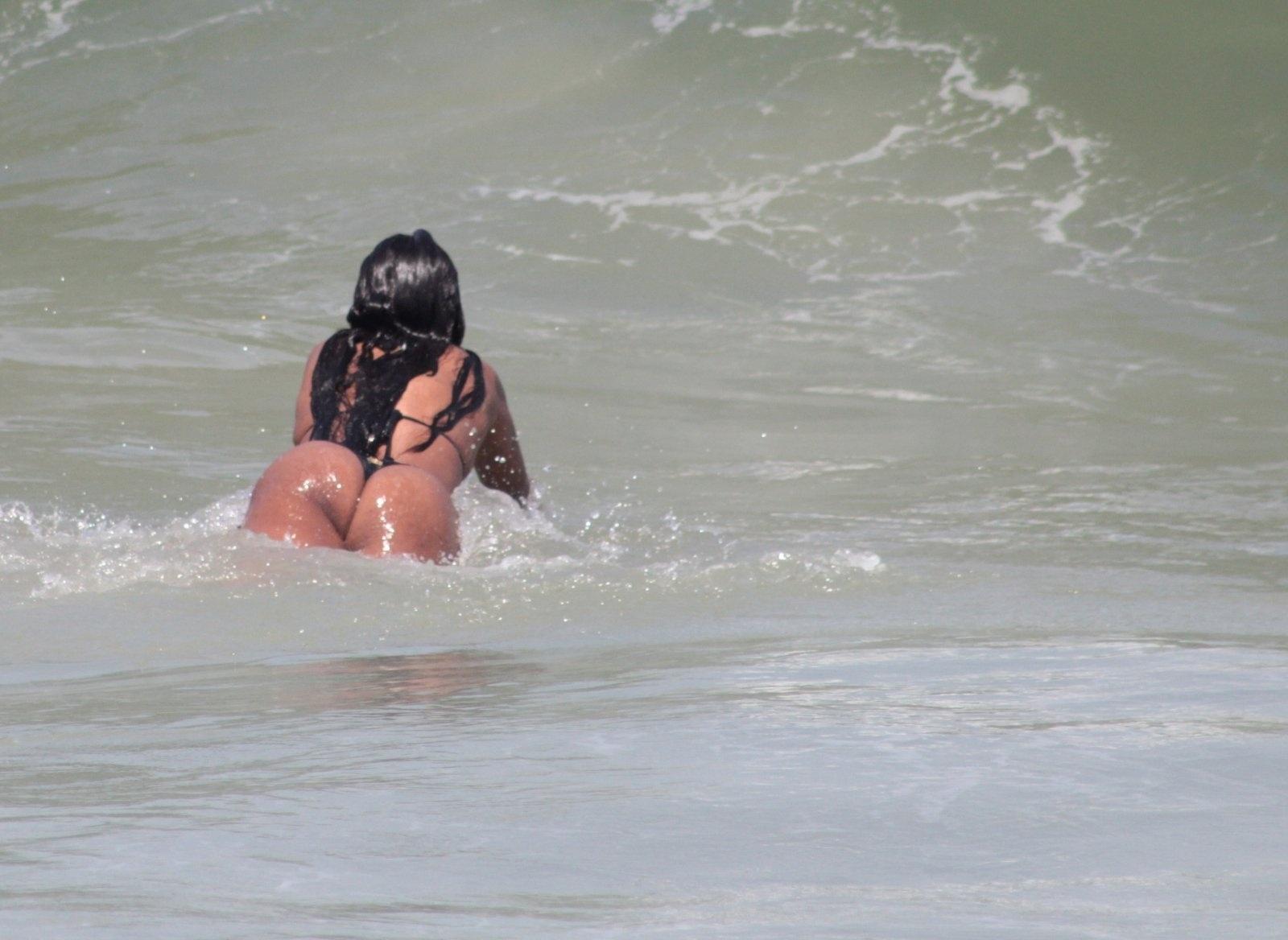 A cantora mergulhou no mar para se refrescar do calorão de 35 graus no Rio de Janeiro nesta segunda-feira - Ag.News
