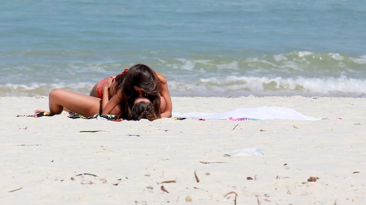 Bruna Linzmeyer e Priscila Visman em clima de romace na praia - AgNews - AgNews