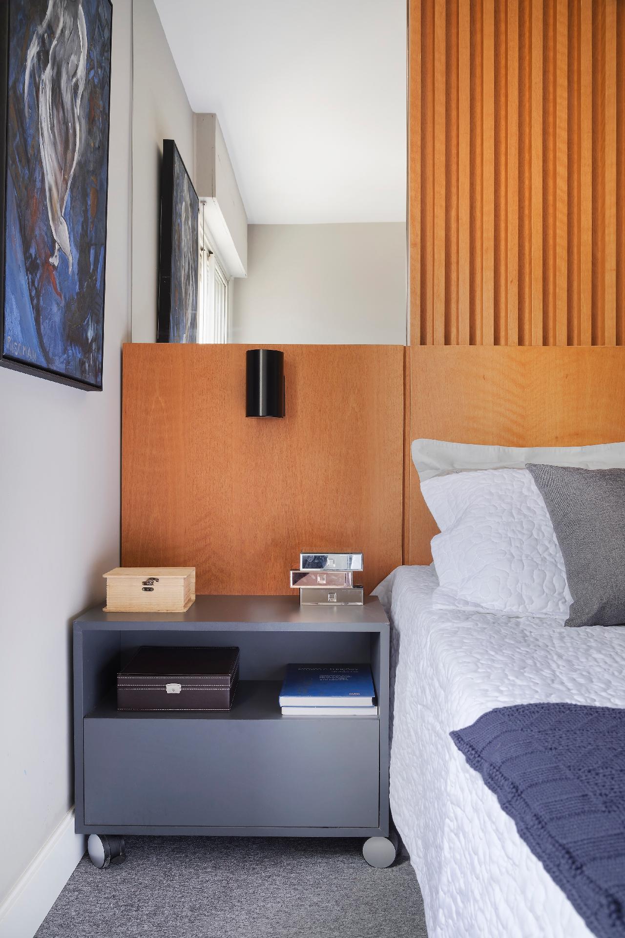 Feito sob encomenda, o pequeno criado-mudo com rodinhas (70 x 35 cm e 60 cm de altura) pode ser levado de um lugar para o outro, liberando a área - Rafael Renzo/Divulgação