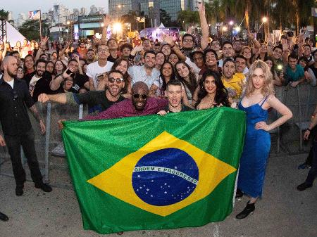 Miguel Angel Silvestre, Toby Onwumere, Brian J. Smith, Tina Desai e Jamie Clayton posam com fãs e bandeira do Brasil durante evento de "Sense8" em São Paulo - Mauricio Santana/Netflix/Divulgação