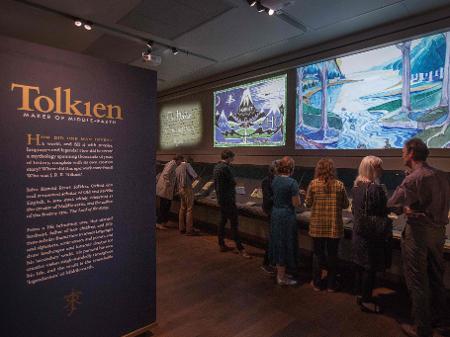 Pessoas visitam prévia de exposição sobre J. R. R. Tolkien, em Oxford, no Reino Unido - Daniel Leal-Olivas/AFP