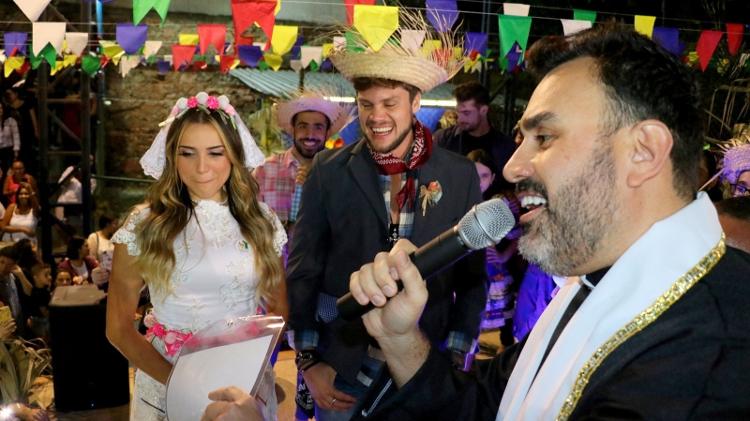 Casório junino: Ex-BBBs Breno e Paula se casam em arraiá  - AgNews - AgNews