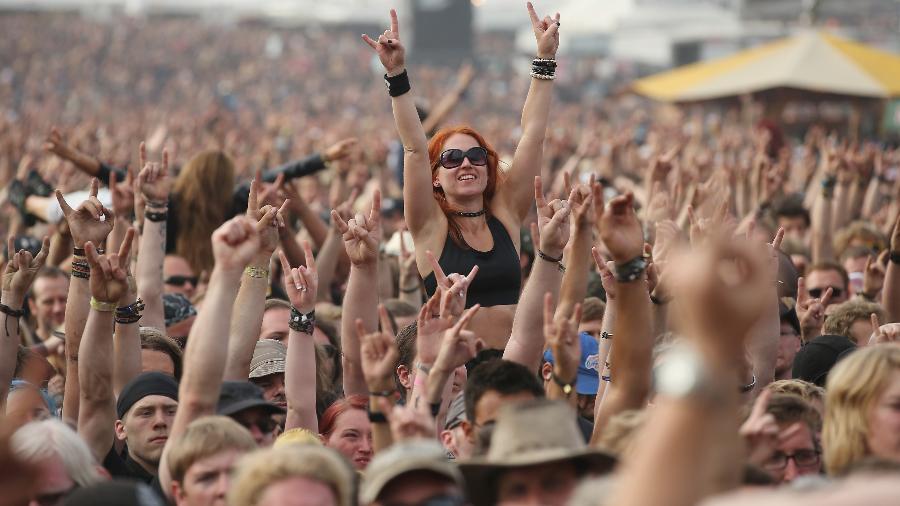 Fã faz o chifrinho do metal em show no festival Wacken de 2014 - Getty Images