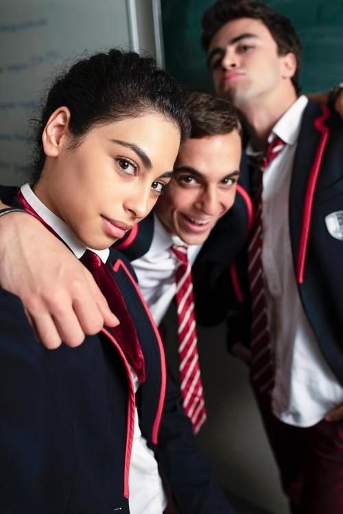 Miguel Herran (ao centro) em cena de "Élite", série espanhola da Netflix - Divulgação/Netflix